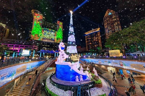 每年冬天最期待的就是 新北耶誕城 啦~聖誕節的氣氛溫馨又歡樂,每年聖誕節必去的新北耶誕城今年也非常值得期待!2023新北耶誕城主題是歡樂耶誕城的吉祥物「桑塔熊」,這次還有全台最大天幕耶誕樹、百萬顆LED燈海仙境、親子必逛萬坪公園等六大亮點等你來感受!
