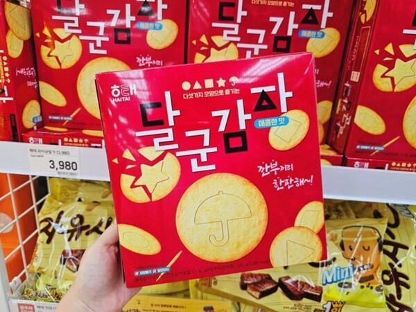 許多人出國都首選了韓國吧!尤其對於女生們來說,不只能去吃美食,還能去大肆逛街購物一番,流行美妝、服飾、甚至是零食伴手禮全都好好買!以下這些在 樂天超市 看見,通通放進購物車就對了。